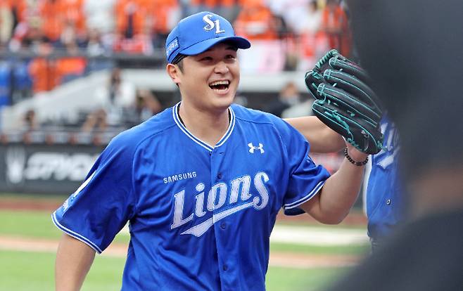 19일 대전한화생명볼파크에서 열린 2025 프로야구 KBO리그 포스트시즌 플레이오프 2차전 삼성 라이온즈와 한화 이글스의 경기. 7회말 수비를 마친 삼성 최원태가 더그아웃으로 들어가며 밝은 표정을 짓는 모습. 연합뉴스