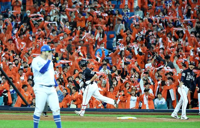 21일 대구 수성구 삼성라이온즈파크에서 열린 2025 신한 SOL 뱅크 KBO 포스트시즌 플레이오프 3차전 한화 이글스와 삼성 라이온즈의 경기, 5회초 2사 주자 2루 상황에서 한화 노시환이 역전 투런 홈런을 친 뒤 그라운드를 돌고 있다. 뉴시스