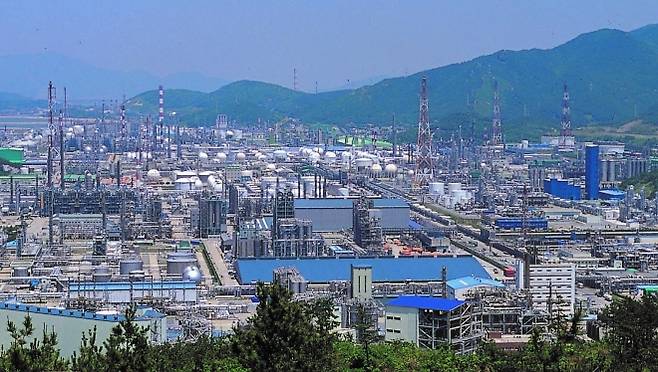 사진은 석화 기업이 포진한 여수국가산업단지 전경. 서울신문 DB