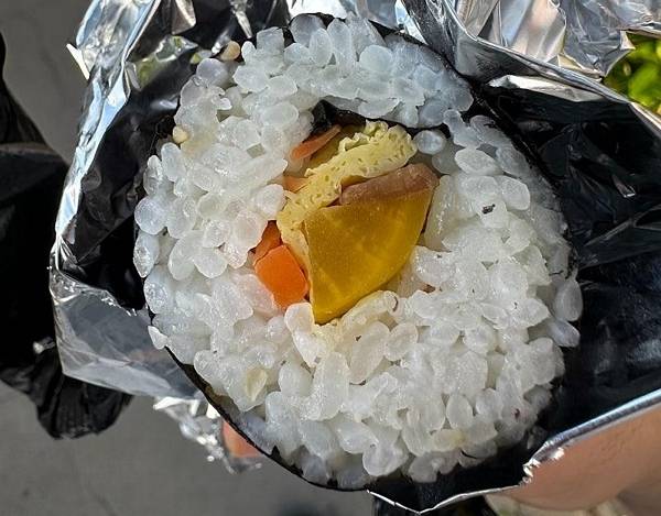 탐라문화제에 등장한 4000원짜리 부실 김밥. 보배드림 캡처