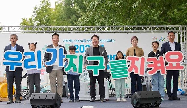 지난 10월17~18일 곡교천 은행나무길 여해나루 일원에서 '2025년 아산시 환경교육 한마당'이 열렸다. ⓒ아산시 제공