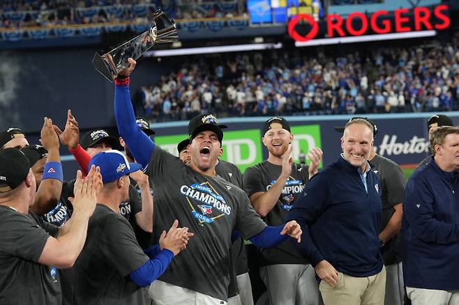 토론토는 선수단이 21일(한국시간) 로저스센터서 열린 ‘2025 MLB PS’ 시애틀과 ALCS 7차전서 4-3으로 승리한 이후 기쁨을 만끽하고 있다. 토론토(캐나다)|AP뉴시스