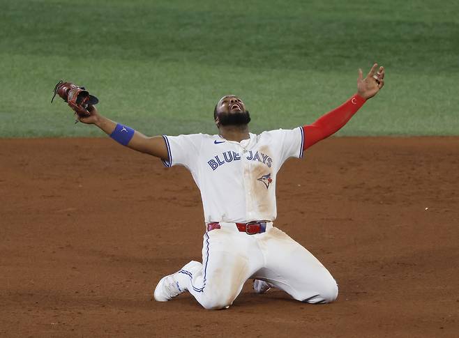 토론토 블라디미르 게레로 주니어가 21일(한국시간) 시애틀과의 아메리칸리그 챔피언십시리즈 7차전에서 승리한 뒤 기뻐하고 있다. UPI연합뉴스