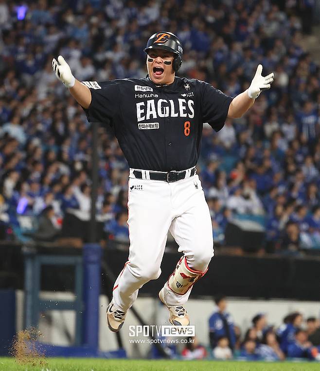 ▲ 노시환이 재역전 홈런을 날리고 환호하고 있다. ⓒ곽혜미 기자