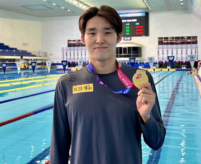 김우민이 21일 전국체전 경영 남자 자유형 400m에서 우승한 뒤 금메달을 들고 포즈를 취하고 있다. /사진=올댓스포츠 제공
