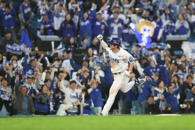 삼성 라이온즈의 김영웅이 22일 대구에서 열린 프로야구 플레이오프 한화 이글스와의 4차전 7회말 3점 홈런을 터뜨린 뒤 그라운드를 돌며 홈 팬들의 환호에 답하고 있다. 삼성 제공