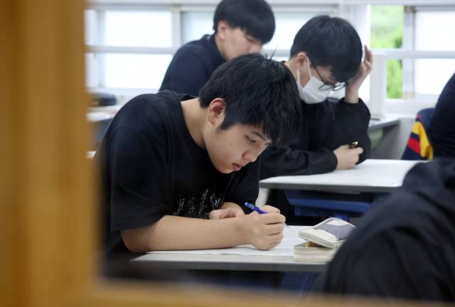 2026학년도 대학수학능력시험을 30일 남겨두고 마지막 전국연합학력평가가 실시된 14일 부산 금정구 내성고등학교에서 3학년 학생들이 진지한 모습으로 시험 문제를 풀고 있다. 정종회 기자 jjh@