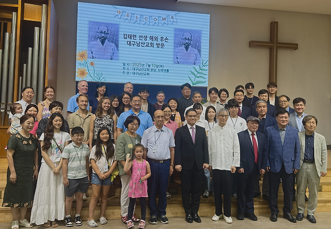 10일 오전 10시 대구 중구 대구남산교회에서 김태련 선생의 후손 32명과 대구YMCA 관계자 등이 기념사진은 찍고 있다. 박영민 기자.