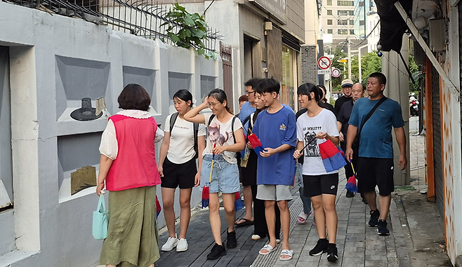 16일 오후 대구 중구청이 운영하는 근대골목 밤마실 투어에 참여한 중국·대만 관광객들이 영남대로에 대한 해설을 듣고 있다. 조윤화 기자