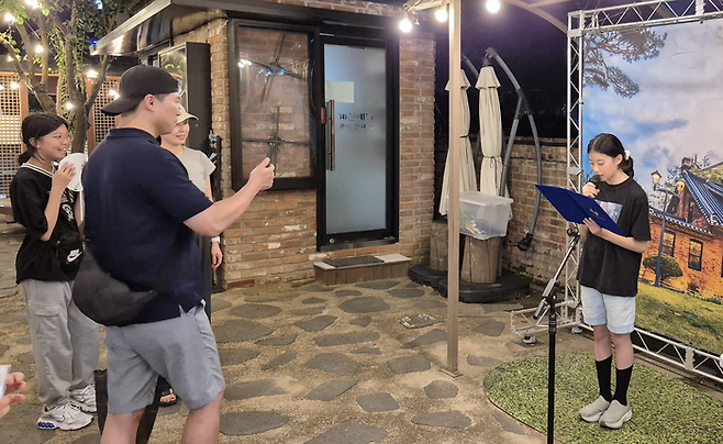 16일 오후 대구 중구 이상화 고택에 마련된 체험존에서 한 초등학생이 이육사의 시를 낭독하고 있다. 조윤화 기자