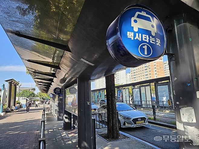 광주 택시요금이 인상된 첫날인 22일 오전 10시께 광주 서구 광주종합버스터미널 택시승강장에 '빈 차' 표시등을 띄운 택시들이 늘어서 있다. 강주비 기자