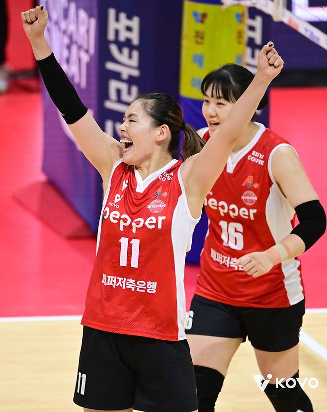 페퍼저축은행 시마무라가 21일 페퍼스타디움에서 열린 한국도로공사와의 경기에서 득점 후 기뻐하고 있다. 제공 | 한국배구연맹