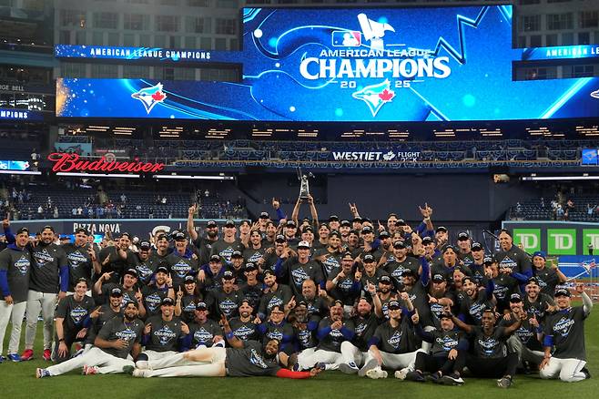 토론토 블루제이스가 ALCS 7차전 승리 후 단체 사진 촬영에 임하고 있다. Imagn Images연합뉴스