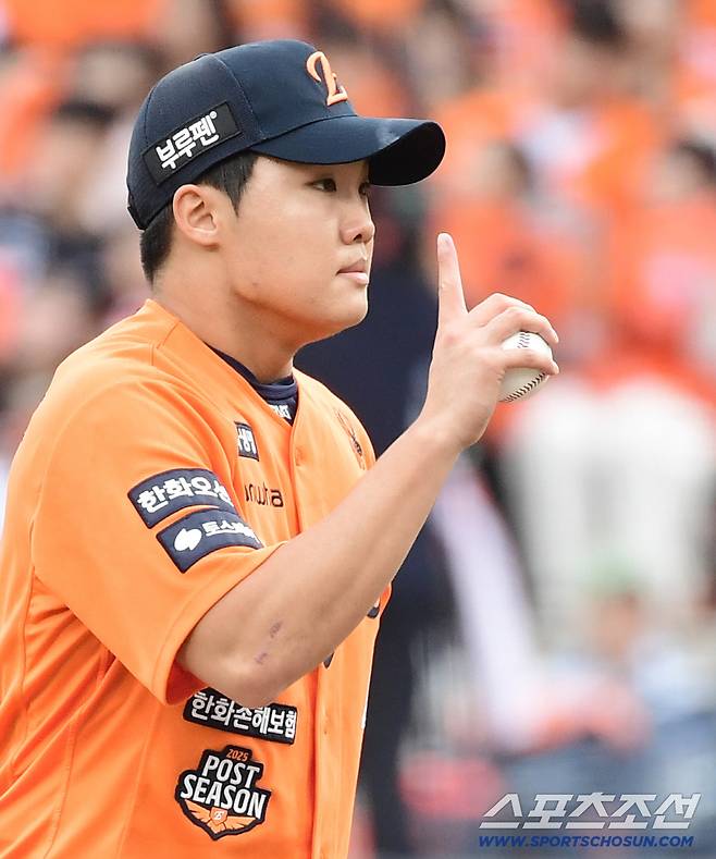 19일 대전 한화생명볼파크에서 열린 삼성과 한화의 PO 2차전. 5회 마운드 올라 투구를 준비하는 한화 정우주. 대전=송정헌 기자songs@sportschosun.com/2025.10.19/