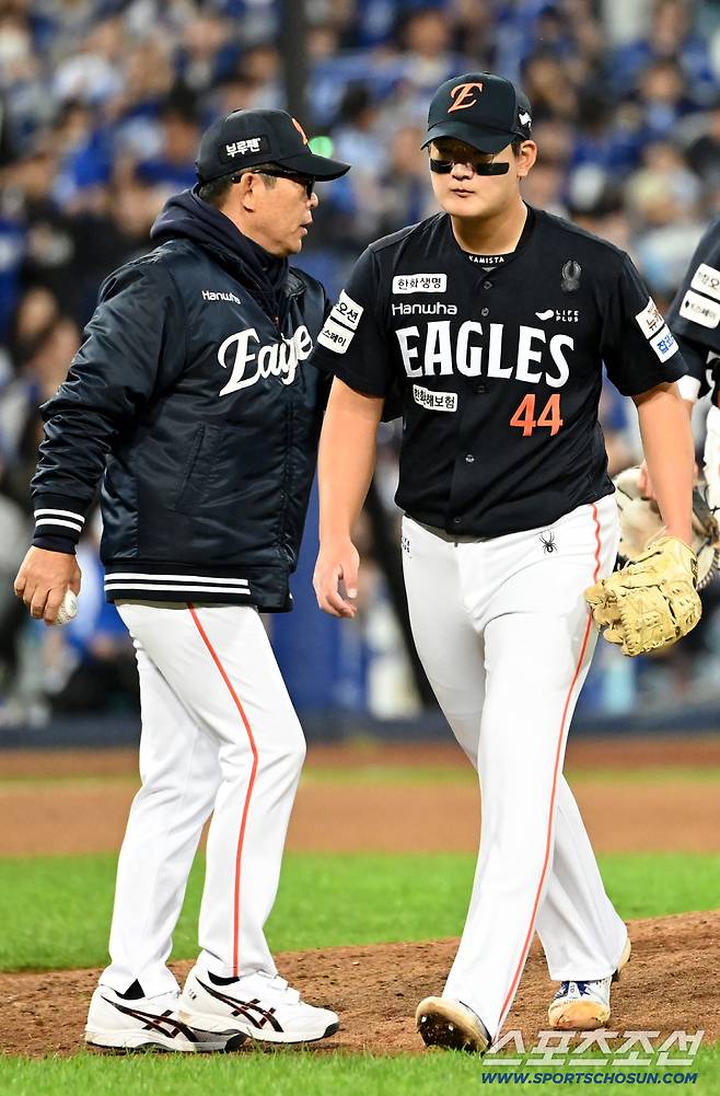 22일 대구 삼성라이온즈파크에서 열린 한화와 삼성의 플레이오프 4차전, 6회말 동점을 허용한 김서현이 강판되며 아쉬워하고 있다. 대구=허상욱 기자wook@sportschosun.com/2025.10.22/