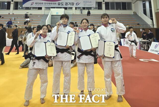 고창군청 여자유도부가 제106회 전국체육대회에서 은메달 1개, 동메달 3개를 획득하며 뛰어난 기량을 선보였다. /고창군