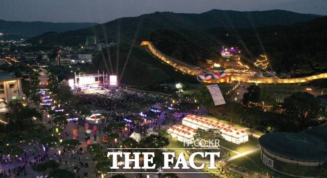 빛의 길을 따라 이어지는 '소망등 달기'가 관람객의 발길을 붙잡는다. /고창군