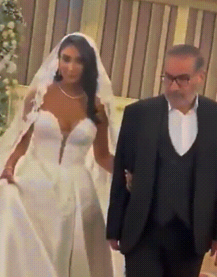 여성의 공공장소 히잡 착용이 의무인 이란에서 히잡을 제대로 착용하지 않았다는 이유로 체포돼 구금 중 사망한 사건까지 일어난 가운데, 한 고위층의 자녀가 히잡은커녕 어깨가 훤히 드러나는 드레스를 입고 결혼식을 올리는 모습이 포착돼 논란이 일고 있다. X(엑스)