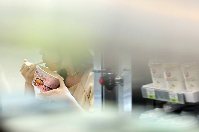 물가 상승 압박으로 직장인들이 점심값을 줄이기 위해 식당 대신 편의점으로 몰리고 있다. 언어에도 과장과 거품이 심해지는 '단어 인플레이션 현상'이 일어난다. /뉴스1