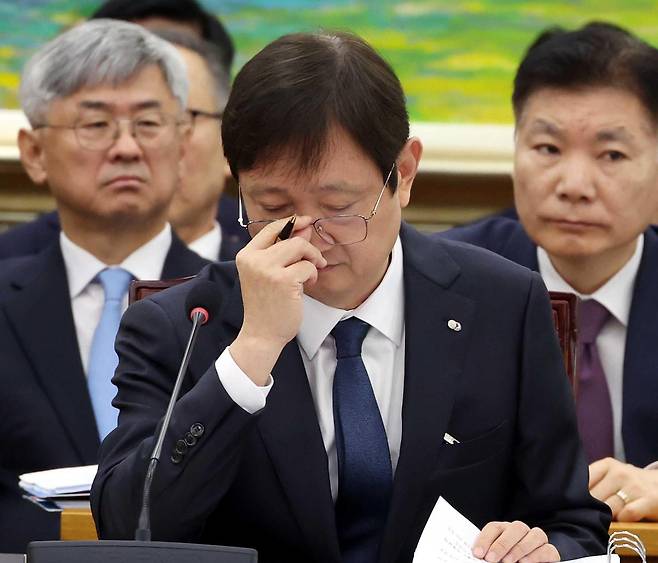 이찬진 금융감독원장이 21일 오전 서울 영등포구 국회에서 열린 정무위원회 국정감사에서 의원 질의를 듣고 있다. 뉴시스