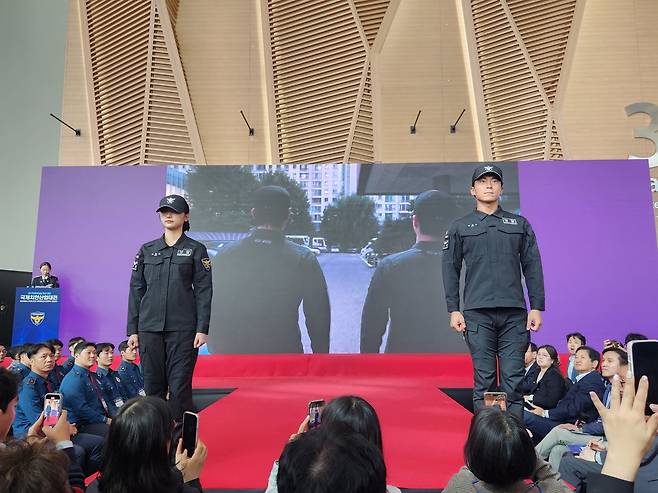 22일 인천 송도컨벤시아에서 열린 ‘제7회 국제치안산업대전’에서 경찰복제 쇼케이스 행사를 하고 있다. (경찰청 제공) 2025.10.22