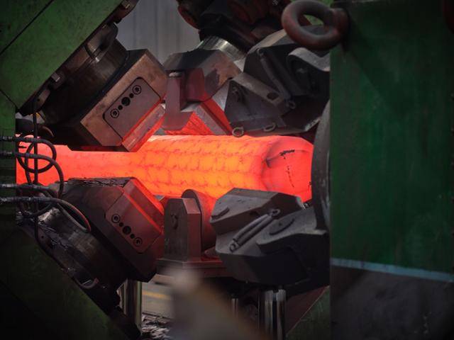 경남 창원시 세아창원특수강의 방사형 단조 설비가 사방에서 제품 성형 작업을 하고 있다. 세아창원특수강 제공