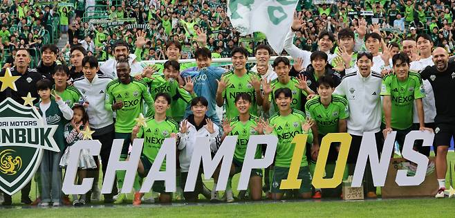 <yonhap photo-4949=""> 전북 현대, 통산 10번째 우승 (전주=연합뉴스) 나보배 기자 = 18일 전북 전주월드컵경기장에서 열린 2025 하나은행 K리그1 2025 풀리그 마지막 33라운드 경기에서 전북 현대가 수원 FC에 2대 0으로 이긴 후 10번째 우승별을 땄다. 우승을 확정한 뒤 선수들과 코치진이 기념 촬영을 하고 있다. 2025.10.18 warm@yna.co.kr/2025-10-18 16:51:02/ <저작권자 ⓒ 1980-2025 ㈜연합뉴스. 무단 전재 재배포 금지, AI 학습 및 활용 금지></yonhap>