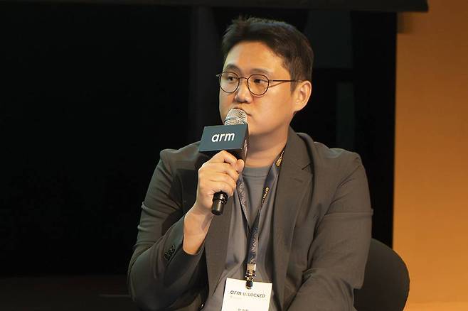 장한힘 대표가 에너자이가 양자화를 진행하는 방식, 그리고 옵티미엄 엔진을 활용하는 방안 등을 설명 중이다 / 출처=IT동아