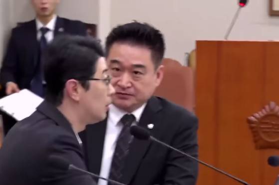 최혁진 무소속 의원이 21일 국회 법제사법위원회 국정감사장에서 옆자리 주진우 국민의힘 의원을 빤히 바라보고 있다. 두 사람은 이날 국감장에서 고성을 주고 받았다. 유튜브 방송화면 캡처