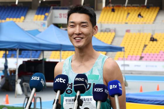 22일 부산 아시아드주경기장서 열린 제106회 전국체육대회 육상 남자 일반부 높이뛰기에서 우상혁(용인시청)이 2m 20의 기록으로 1위를 하고 인터뷰를 하고 있다. 연합뉴스