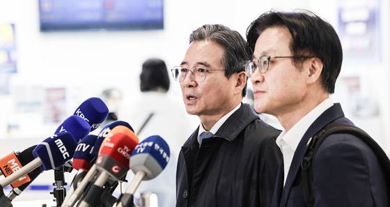 김용범 대통령실 정책실장(왼쪽)과 김정관 산업부 장관이 22일 오전 인천공항 제2터미널에서 한미 관세협상 후속협의를 위해 미국으로 출국하며 취재진의 질문에 답변하고 있다. 김경록 기자