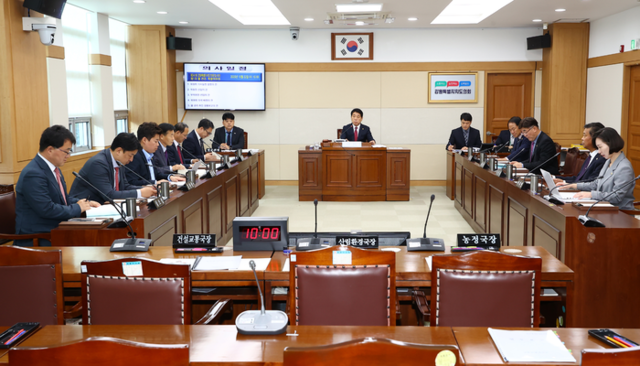 ▲ 강원도의회 물 관리 특별위원회는 22일 첫 회의를 열고 권혁열(강릉) 위원장과 김기하(동해) 부위원장을 비롯한 12명의 특위 위원을 선임했다. 강원도의회 제공