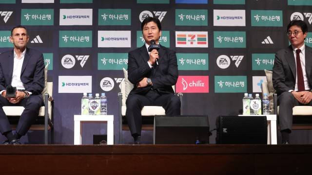 2025 K리그1 파이널 라운드 미디어데이에 참석한 포옛 전북 감독·정정용 김천 감독·황선홍 대전 감독
