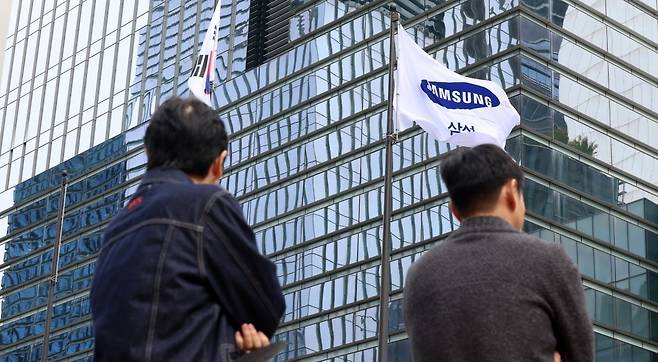 <서울 삼성전자 서초사옥에서 직원들이 오가고 있다> 사진=최혁 기자