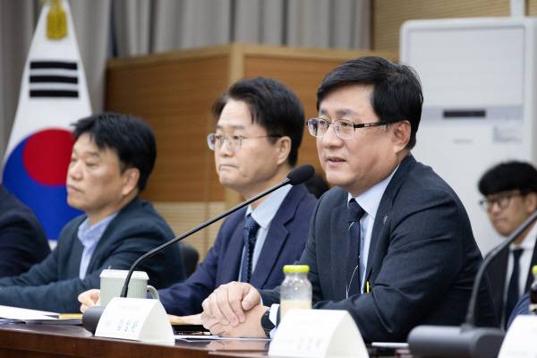 김성환(왼쪽에서 세 번째) 기후에너지환경부 장관이 22일 서울 서초구 한강홍수통제소에서 한국풍력산업협회 및 풍력 업계 관계자들과 간담회를 하고 있다. 기후부 제공