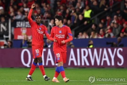 골세리머니를 펼치는 우스만 뎀벨레(왼쪽)와 이강인 / 사진=연합뉴스