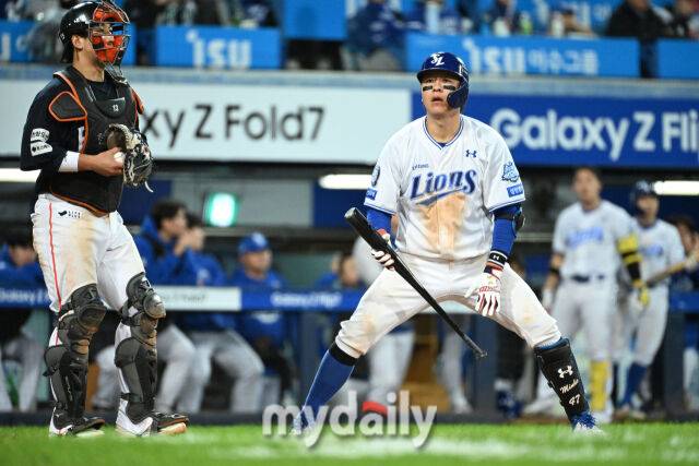 21일 대구 삼성라이온즈파크에서 열린 '2025 신한 SOL BANK KBO 포스트 시즌' 삼성 라이온즈와 한화 이글스 플레오이프(PO) 3차전 경기. 삼성 강민호가 8회말 2사 2루에 피치 클락 위반으로 스트라이크 2개에 삼진을 당했다./대구=한혁승 기자