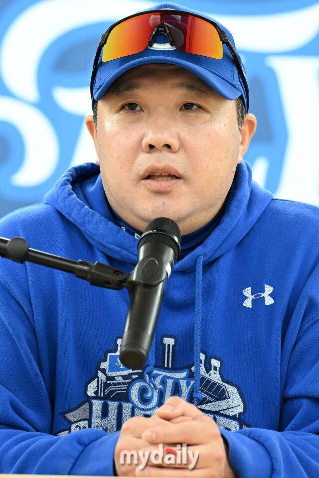 21일 대구 삼성라이온즈파크에서 열린 '2025 신한 SOL BANK KBO 포스트 시즌' 삼성 라이온즈와 한화 이글스 플레오이프(PO) 3차전 경기. 삼성 박진만 감독이 경기 전 인터뷰를 하고 있다./대구=한혁승 기자
