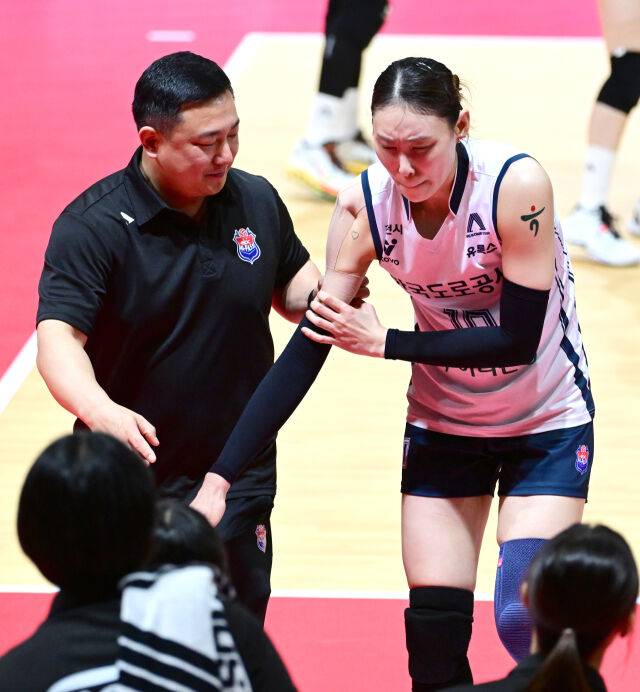 어깨 탈구 부상을 당한 배유나가 고통을 호소하며 교체되고 있다 / 한국배구연맹(KOVO)