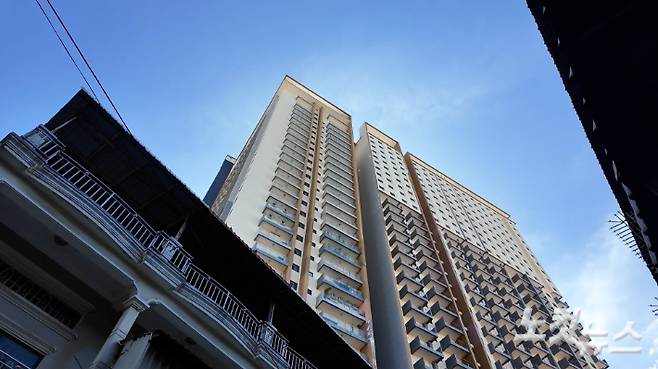 캄보디아 프놈펜 시내의 한 고층 레지던스 겸 호텔. 최근 이곳에서 중국인 범죄 조직에 의해 로맨스 스캠 사기에 동원되던 한국인 3명이 구출됐다. 남성경 크리에이터