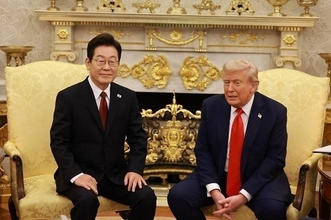 이재명 대통령과 도널드 트럼프 미국 대통령이 25일(현지 시간) 미국 워싱턴DC 백악관에서 한미 정상회담을 하고 있다. 2025.08.26. 뉴시스