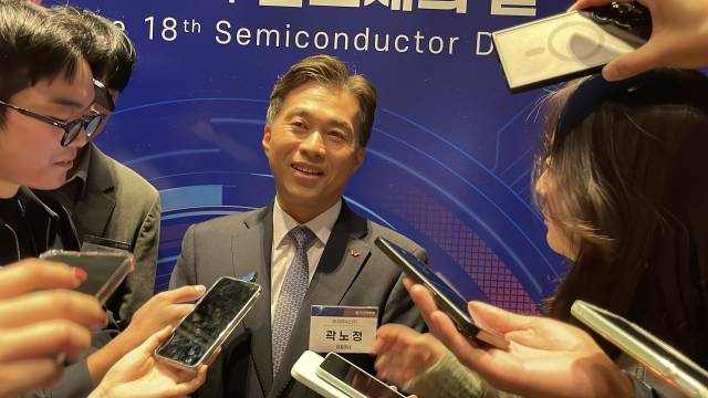 곽노정 SK하이닉스 최고경영자(CEO)가 22일 서울 강남구 한 호텔에서 열린 제 18회 반도체의 날 행사에 앞서 취재진 질문에 답하고 있다.사진=공동취재단