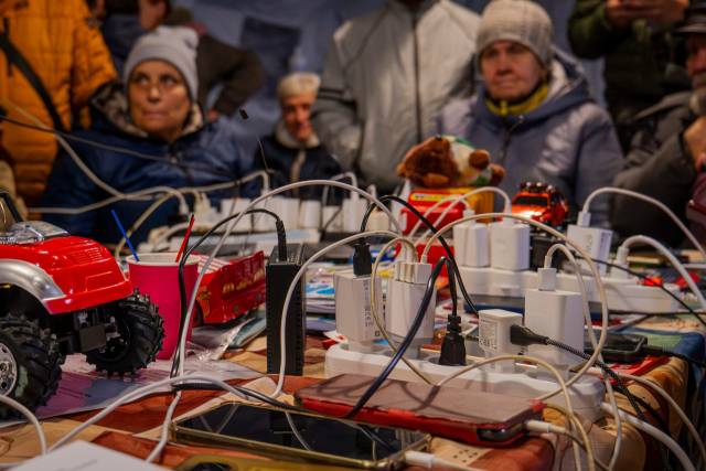 우크라이나 북부 체르니히우주에서 21일(현지 시간) 러시아의 공습으로 대규모 정전이 발생하자 주민들이 한 텐트에 모여 휴대폰 등 전자기기를 충전하고 있다. AP연합뉴스