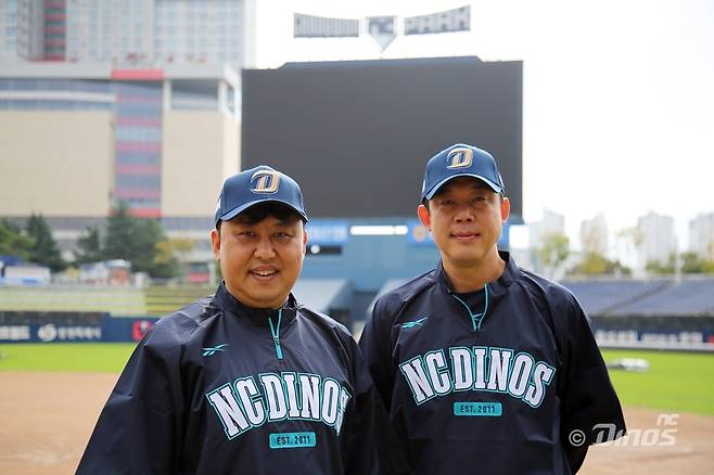 NC 유니폼을 새로 입은 김상훈 코치(왼쪽)와 이승호 코치가 지난 19일 창원NC파크에서 기념 촬영하고 있다. NC 다이노스 제공