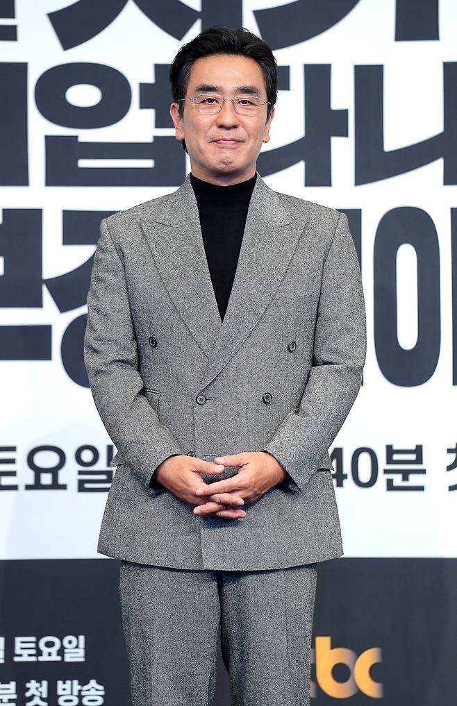 배우 류승룡이 22일 오후 서울 신도림 더 링크 호텔에서 열린 JTBC 새 주말극 ‘서울 자가에 대기업 다니는 김 부장 이야기’ 제작발표회에 참석해 포즈를 취하고 있다. 사진 JTBC