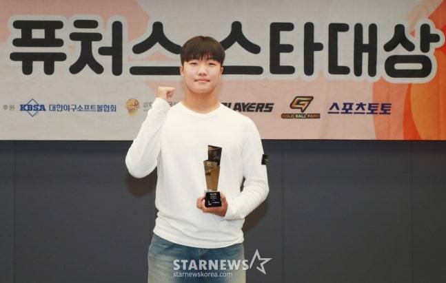 지난해 서울 프레스센터에서 진행된 2024 퓨처스 스타대상 시상식(주최 스타뉴스)에서 야구부문 대상을 수상한 전주고 정우주가 포즈를 취하고 있다. '퓨처스 스타대상'은 한국 스포츠 발전과 아마추어 체육 활성화에 기여하고자 제정됐다. /사진=이동훈 기자