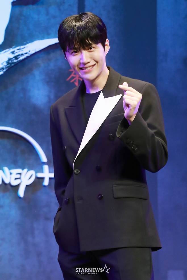 배우 김선호가 15일 오전 서울 그랜드 인터컨티넨탈 서울 파르나스 호텔에서 진행된 디즈니+ 오리지널 시리즈 '폭군' 제작보고회에 참석해 포즈를 취하고 있다. ‘폭군 프로그램’의 마지막 샘플이 배달사고로 사라진 후 각기 다른 목적으로 그것을 차지하기 위해 모여든 사람들이 서로 쫓고 쫓기게 되는 이야기를 그린 추격 액션 스릴러 '폭군'은 8월 14일 공개된다. /2024.07.15 /사진=이동훈