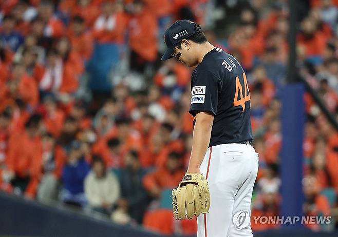 고개 숙인 김서현 (대구=연합뉴스) 윤관식 기자 = 22일 대구 삼성라이온즈파크에서 열린 2025 프로야구 KBO리그 포스트시즌 플레이오프 4차전 한화 이글스와 삼성 라이온즈의 경기. 6회말 한화 김서현이 동점을 허용한 뒤 고개를 숙이고 있다. 2025.10.22 psik@yna.co.kr