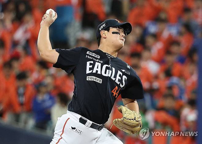 김서현, 6회말 등판 (대구=연합뉴스) 윤관식 기자 = 22일 대구 삼성라이온즈파크에서 열린 2025 프로야구 KBO리그 포스트시즌 플레이오프 4차전 한화 이글스와 삼성 라이온즈의 경기. 6회말 한화 김서현이 역투하고 있다. 2025.10.22 psik@yna.co.kr