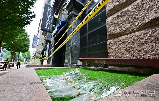 지난해 8월 부천 호텔 화재 사고가 발생한 경기시 부천시 중동 화재 호텔 앞에 고인들의 명복을 비는 국화꽃이 놓여 있다.정선식기자